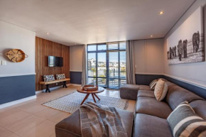 Stylishly Decorated Beachfront apartment w Inverter, 202 Eden